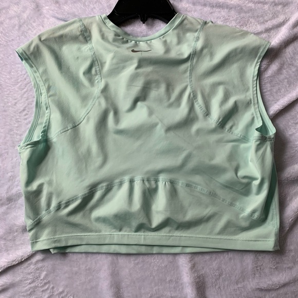 Cropped Nike workout tank - Picture 2 of 2